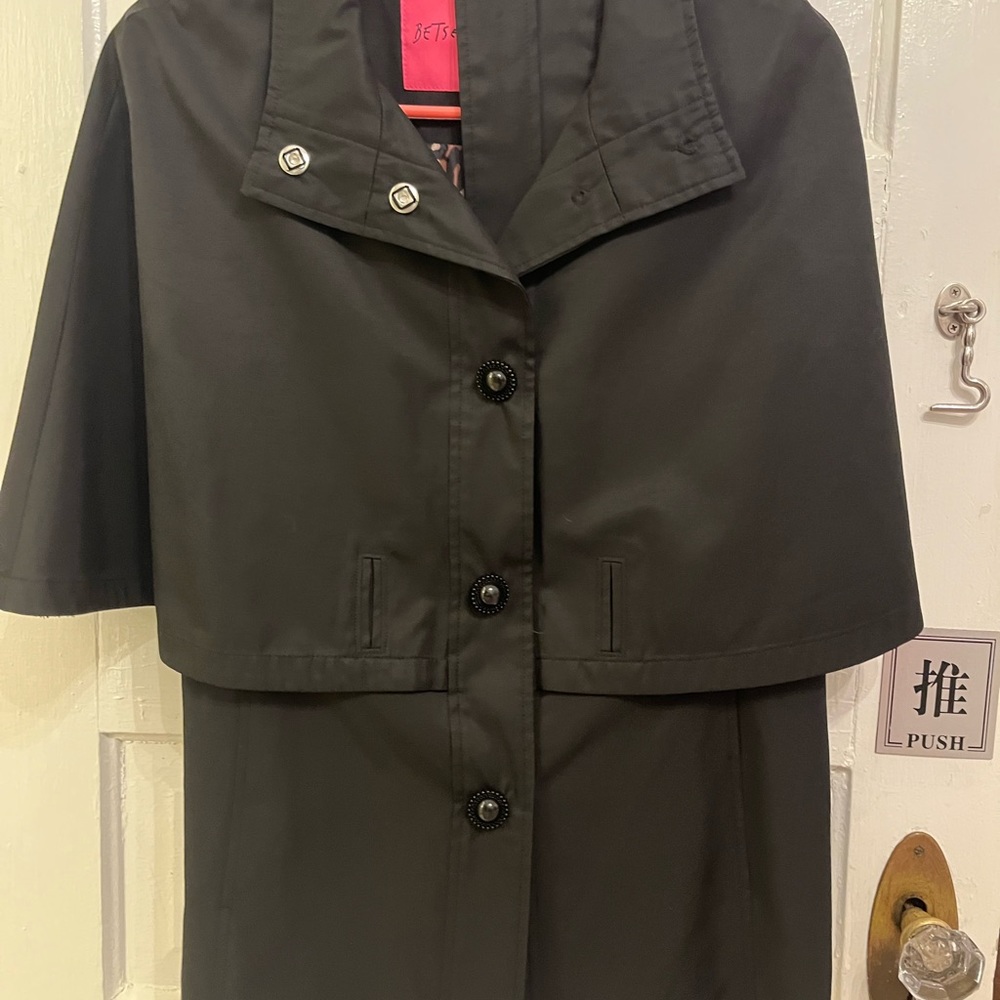 Waterproof cape jacket - Picture 1 of 2